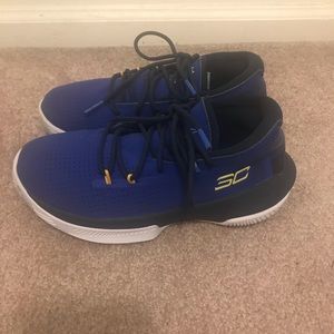 A Steph Curry shoe, boys shoe size 3y